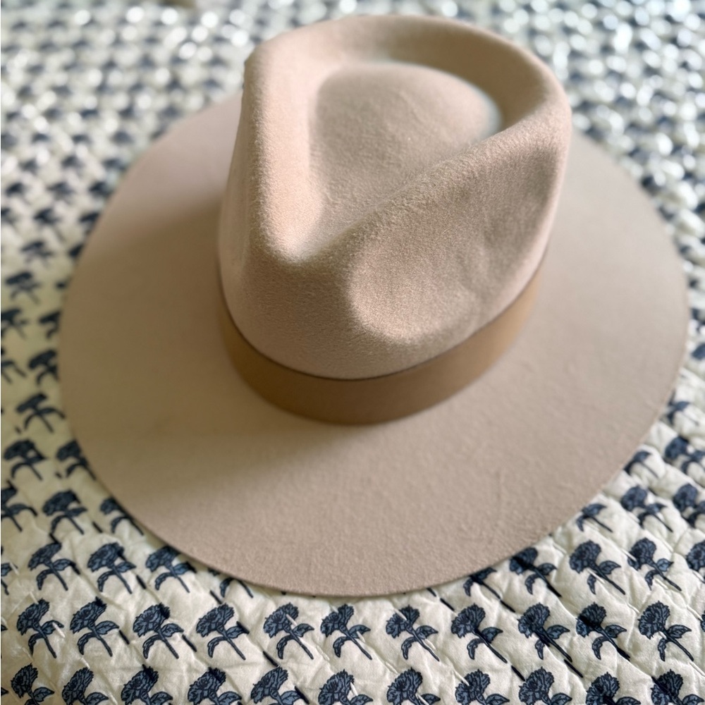 Teressa Foglia x CURATEUR Lynn Hat